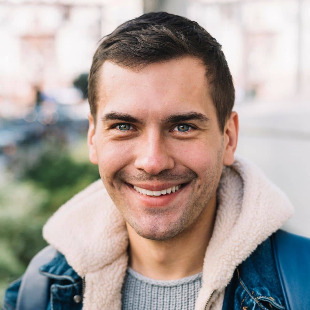 Portrait d’un client satisfait ayant laissé un avis positif après une intervention de plomberie.
