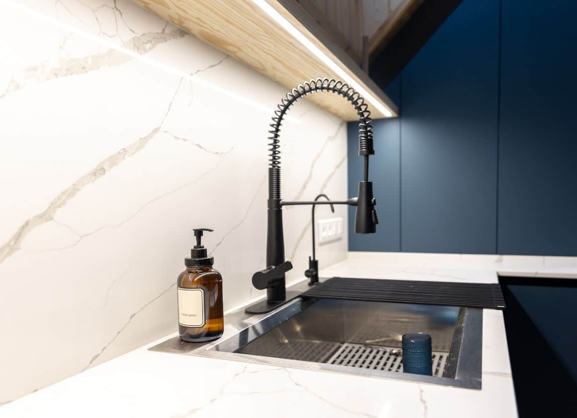 Évier de cuisine moderne avec robinetterie inox installée dans le cadre d’un projet de plomberie et d’aménagement intérieur.