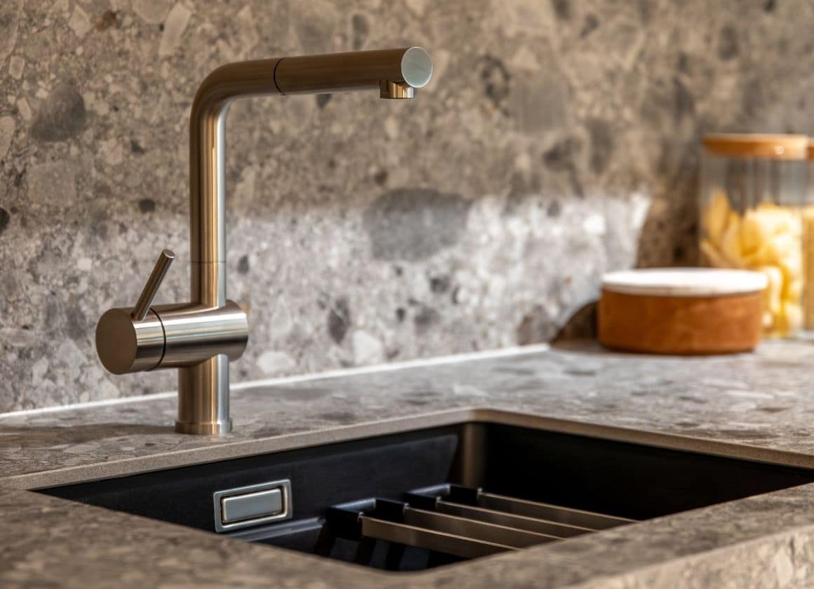 Robinet de cuisine moderne installé sur un évier encastré avec plan de travail contemporain