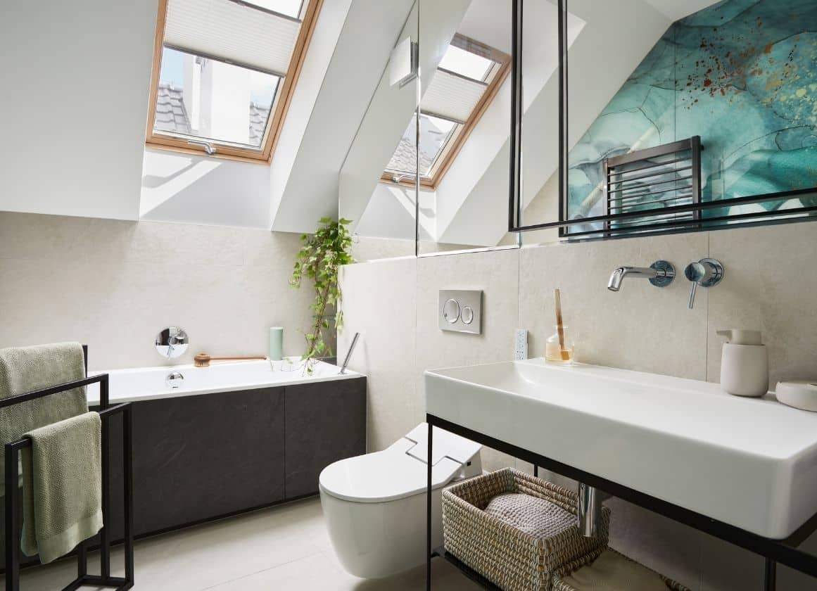 Salle de bain moderne rénovée avec baignoire, lavabo suspendu, WC intégré et finitions contemporaines