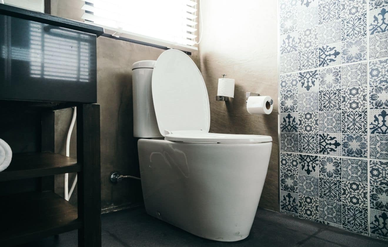 Salle de bain rénovée avec WC moderne et équipements sanitaires contemporains